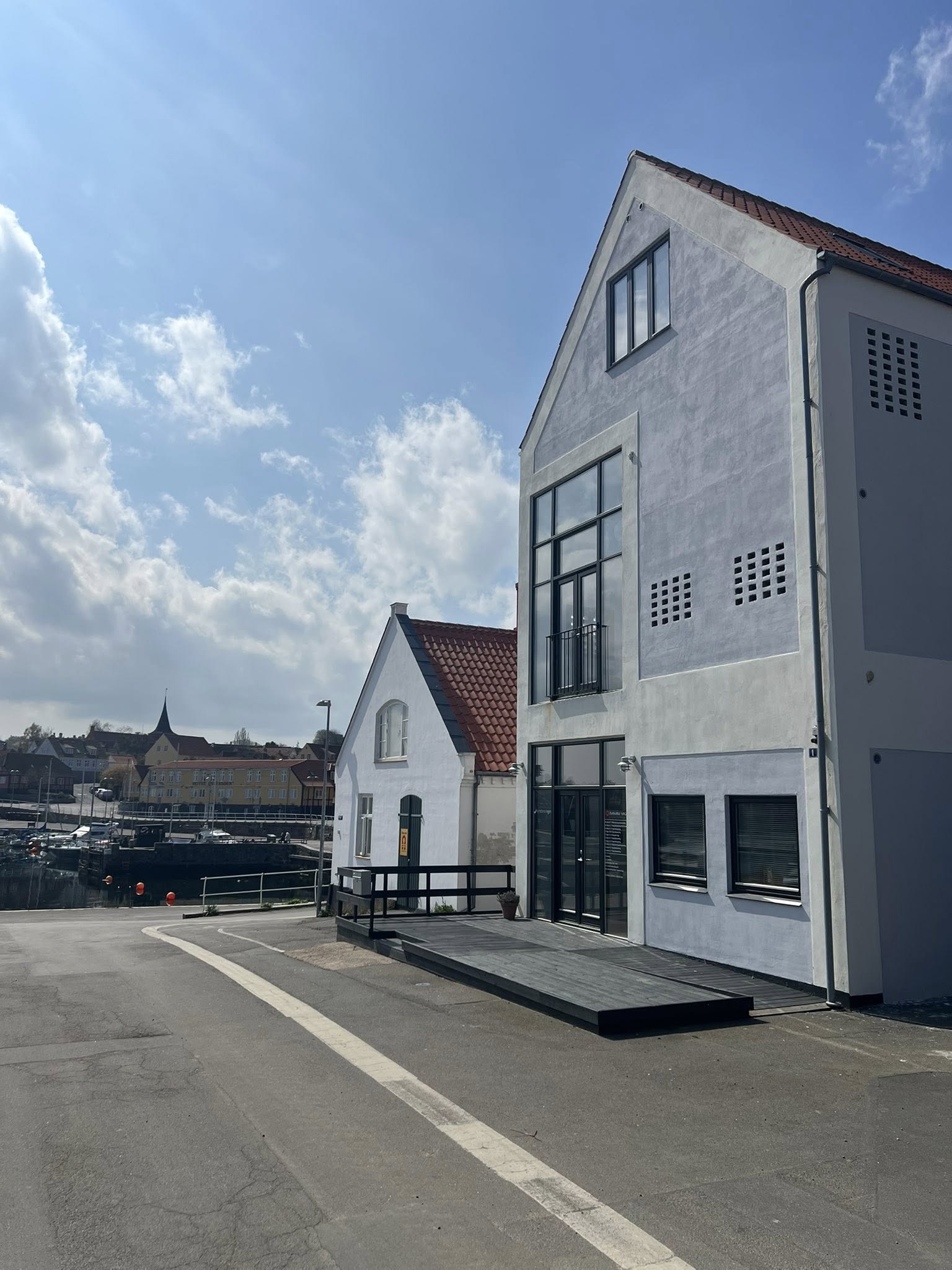 Svaneke Yoga Shala ved havnen i Svaneke.